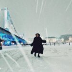 Elizaveta Ivantsiv Instagram – Бывают такие счастливые, почти сказочные мгновения , когда крупными хлопьями летит снег, хочется улыбаться каждому прохожему, и время будто замирает — так хорошо. Захотелось оставить это напоминанием для нас с вами: все обязательно будет хорошо❤️