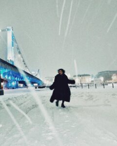 Elizaveta Ivantsiv Instagram - Бывают такие счастливые, почти сказочные мгновения , когда крупными хлопьями летит снег, хочется улыбаться каждому прохожему, и время будто замирает — так хорошо. Захотелось оставить это напоминанием для нас с вами: все обязательно будет хорошо❤️