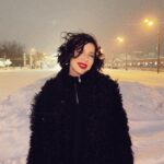 Elizaveta Ivantsiv Instagram – Бывают такие счастливые, почти сказочные мгновения , когда крупными хлопьями летит снег, хочется улыбаться каждому прохожему, и время будто замирает — так хорошо. Захотелось оставить это напоминанием для нас с вами: все обязательно будет хорошо❤️