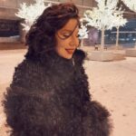 Elizaveta Ivantsiv Instagram – Бывают такие счастливые, почти сказочные мгновения , когда крупными хлопьями летит снег, хочется улыбаться каждому прохожему, и время будто замирает — так хорошо. Захотелось оставить это напоминанием для нас с вами: все обязательно будет хорошо❤️