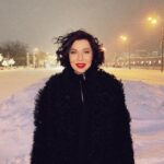 Elizaveta Ivantsiv Instagram – Бывают такие счастливые, почти сказочные мгновения , когда крупными хлопьями летит снег, хочется улыбаться каждому прохожему, и время будто замирает — так хорошо. Захотелось оставить это напоминанием для нас с вами: все обязательно будет хорошо❤️