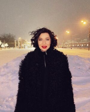 Elizaveta Ivantsiv Instagram - Бывают такие счастливые, почти сказочные мгновения , когда крупными хлопьями летит снег, хочется улыбаться каждому прохожему, и время будто замирает — так хорошо. Захотелось оставить это напоминанием для нас с вами: все обязательно будет хорошо❤️