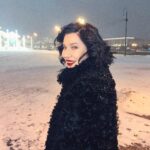 Elizaveta Ivantsiv Instagram – Бывают такие счастливые, почти сказочные мгновения , когда крупными хлопьями летит снег, хочется улыбаться каждому прохожему, и время будто замирает — так хорошо. Захотелось оставить это напоминанием для нас с вами: все обязательно будет хорошо❤️
