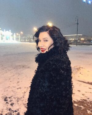 Elizaveta Ivantsiv Instagram - Бывают такие счастливые, почти сказочные мгновения , когда крупными хлопьями летит снег, хочется улыбаться каждому прохожему, и время будто замирает — так хорошо. Захотелось оставить это напоминанием для нас с вами: все обязательно будет хорошо❤️
