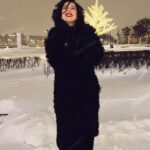 Elizaveta Ivantsiv Instagram – Бывают такие счастливые, почти сказочные мгновения , когда крупными хлопьями летит снег, хочется улыбаться каждому прохожему, и время будто замирает — так хорошо. Захотелось оставить это напоминанием для нас с вами: все обязательно будет хорошо❤️