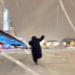 Elizaveta Ivantsiv Instagram – Бывают такие счастливые, почти сказочные мгновения , когда крупными хлопьями летит снег, хочется улыбаться каждому прохожему, и время будто замирает — так хорошо. Захотелось оставить это напоминанием для нас с вами: все обязательно будет хорошо❤️