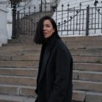 Elizaveta Ivantsiv Instagram - Что-то на вайбовом, еле уловимом. Настроение зависит от такого огромного количества нюансов. Уметь их отслеживать, а еще и корректировать, это целая наука, пожалуй. Скажу слово, которое сейчас очень часто и достаточно пошло говорят, но это та самая осознанность. Не в том смысле, что ты вдруг задышала всем, что еще вчера для дыхания не предназначалось, а в самом его основном смысле. Ты замечаешь. Обращаешь внимание. Ловишь причинно-следственную. И деликаааааааатно, нееееееежно перемещаешь фокус внимания на то, что тебя созидает и восстанавливает, а не разрушает. Чтобы было красиво внутри, неплохо бы обеспечить себе красиво снаружи. У каждого своя красота, так что только вам известно, что вы хотите видеть, открывая глаза: любимую голубую вазочку, винтажную лампу с блошки, рисунок, или даже коллаж из любимых картинок, цветок в углу (живи, любимый, живииииии) или пушистую жёпь кота. Но то, что вам красиво, не должно быть только в музее. Пусть оно будет рядышком. Это не панацея от всех бед, но приятный пластырек на грусть❤️