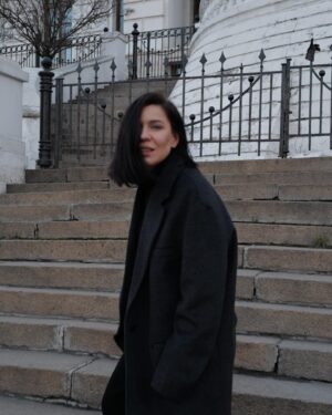 Elizaveta Ivantsiv Instagram - Что-то на вайбовом, еле уловимом.

Настроение зависит от такого огромного количества нюансов. Уметь их отслеживать, а еще и корректировать, это целая наука, пожалуй. Скажу слово, которое сейчас очень часто и достаточно пошло говорят, но это та самая осознанность. Не в том смысле, что ты вдруг задышала всем, что еще вчера для дыхания не предназначалось, а в самом его основном смысле. Ты замечаешь. Обращаешь внимание. Ловишь причинно-следственную. 

И деликаааааааатно, нееееееежно перемещаешь фокус внимания на то, что тебя созидает и восстанавливает, а не разрушает. Чтобы было красиво внутри, неплохо бы обеспечить себе красиво снаружи. У каждого своя красота, так что только вам известно, что вы хотите видеть, открывая глаза: любимую голубую вазочку, винтажную лампу с блошки, рисунок, или даже коллаж из любимых картинок, цветок в углу (живи, любимый, живииииии) или пушистую жёпь кота. Но то, что вам красиво, не должно быть только в музее. Пусть оно будет рядышком. Это не панацея от всех бед, но приятный пластырек на грусть❤️