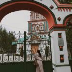 Elizaveta Ivantsiv Instagram - Что-то на вайбовом, еле уловимом. Настроение зависит от такого огромного количества нюансов. Уметь их отслеживать, а еще и корректировать, это целая наука, пожалуй. Скажу слово, которое сейчас очень часто и достаточно пошло говорят, но это та самая осознанность. Не в том смысле, что ты вдруг задышала всем, что еще вчера для дыхания не предназначалось, а в самом его основном смысле. Ты замечаешь. Обращаешь внимание. Ловишь причинно-следственную. И деликаааааааатно, нееееееежно перемещаешь фокус внимания на то, что тебя созидает и восстанавливает, а не разрушает. Чтобы было красиво внутри, неплохо бы обеспечить себе красиво снаружи. У каждого своя красота, так что только вам известно, что вы хотите видеть, открывая глаза: любимую голубую вазочку, винтажную лампу с блошки, рисунок, или даже коллаж из любимых картинок, цветок в углу (живи, любимый, живииииии) или пушистую жёпь кота. Но то, что вам красиво, не должно быть только в музее. Пусть оно будет рядышком. Это не панацея от всех бед, но приятный пластырек на грусть❤️