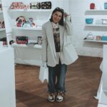 Elizaveta Ivantsiv Instagram - Сложная тема для размышлений. Вопрос, на который у меня всегда разные ответы :) А важны ли вам, Елизавета (Валерий/Мария/Николай/Мирослава/Федор), мнения окружающих вас людей? Сколько раз вы отвечали «да плевать мне вообще»? Я — бесконечное количество. Врала? Нууууууууууу не совсем. Просто тут много лазеек. Я хочу, чтобы меня все любили. И хочу не заслуживать этой любви. И еще, чтобы если вдруг не любят, это были исключительно их сложности 😂 Все это — позиция юношеского максимализма, и там все на противоречиях. Плевать ли мне? Ну нет, конечно. Просто я хочу, чтобы меня уважали. И хочу, чтоб моя самооценка строилась не на том, как ко мне относятся люди. То же касается музыки. Конечно я хочу, чтобы людям нравилось то, что я делаю. Но и у этого есть несколько решений. Можно делать что-то, что обязательно понравится огромному количеству людей. В интернетах постоянно появляются очень смешные и достаточно точные «формулы хитов». А можно делать что-то, что ты безумно любишь, в чем отпечатался неповторимый слепок твоей эмоции. И надеяться, что кто-то услышит это и почувствует то же, что и ты тогда. Магия, правда? Можно ли это совместить? Специально, наверное, нет. Но я верю в чудо🙃