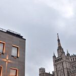 Elizaveta Ivantsiv Instagram - Что-то на вайбовом, еле уловимом. Настроение зависит от такого огромного количества нюансов. Уметь их отслеживать, а еще и корректировать, это целая наука, пожалуй. Скажу слово, которое сейчас очень часто и достаточно пошло говорят, но это та самая осознанность. Не в том смысле, что ты вдруг задышала всем, что еще вчера для дыхания не предназначалось, а в самом его основном смысле. Ты замечаешь. Обращаешь внимание. Ловишь причинно-следственную. И деликаааааааатно, нееееееежно перемещаешь фокус внимания на то, что тебя созидает и восстанавливает, а не разрушает. Чтобы было красиво внутри, неплохо бы обеспечить себе красиво снаружи. У каждого своя красота, так что только вам известно, что вы хотите видеть, открывая глаза: любимую голубую вазочку, винтажную лампу с блошки, рисунок, или даже коллаж из любимых картинок, цветок в углу (живи, любимый, живииииии) или пушистую жёпь кота. Но то, что вам красиво, не должно быть только в музее. Пусть оно будет рядышком. Это не панацея от всех бед, но приятный пластырек на грусть❤️