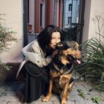 Elizaveta Ivantsiv Instagram – Если у тебя есть собака, но ты не показываешь фотографии собаки любому собеседнику через две минуты разговора — у тебя нет собаки)

Собака — это скучать по собаке каждую минутку, когда вы не вместе. Собака — это не пойти на вечеринку, потому что: «Ну, как он там один». Собака — это знать, в какие кафе можно с собакой. Собака — это находить во всех карманах твоей одежды пакетик для собакиных какашек (даже в микроскопической нарядной сумке) 
Собака — это любовь и легкая антисанитария. Собака — это точно прививка от брезгливости😂