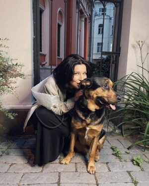 Elizaveta Ivantsiv Instagram - Если у тебя есть собака, но ты не показываешь фотографии собаки любому собеседнику через две минуты разговора — у тебя нет собаки)

Собака — это скучать по собаке каждую минутку, когда вы не вместе. Собака — это не пойти на вечеринку, потому что: «Ну, как он там один». Собака — это знать, в какие кафе можно с собакой. Собака — это находить во всех карманах твоей одежды пакетик для собакиных какашек (даже в микроскопической нарядной сумке) 
Собака — это любовь и легкая антисанитария. Собака — это точно прививка от брезгливости😂