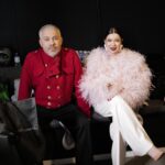 Elizaveta Ivantsiv Instagram – Про шары на голове. Или если я ношу кандибобер, это еще не значит. 

Вообще смешно, что однажды я присвоила себе прическу. Но давайте будем честны, это не я, это мы все вместе. Получилось оно случайно, и, скорее всего, из-за удобства. Среди всех вариантов причесок «на работу» эту я научилась делать быстро, пусть и не всегда идеально.

Тогда уже вовсю был интернет, а когда есть интернет, есть и комментарии. И когда я в очередной раз прочитала «опять она с этим (тут много вариантов) на голове», я сначала расстроилась, а потом перестала. В клипе «Грею счастье» мы с Эдгарочком вдоволь набаловались на эту тему. И я улыбалась, предвкушая варианты комментариев.

И вот уже годы, я не шучу, годы, как я отпустила кандибобер в люди, но он иногда возвращается ко мне теплыми воспоминаниями и смешными вариантами названий ❤️