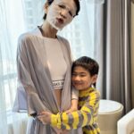 Ella Chen Jia Hua Instagram - 今年的母親節，大家應該猜得到 我在忙碌的工作中渡過 我跟勁寶說：抱歉，最近媽媽都沒有在當你的媽媽 他回我：沒關係，因為你在當大家的女明星 覺得自己很幸福 以往都是我們守護著勁寶 而今年是爸爸跟勁寶守護著工作壓力大的媽媽🥰 謝謝我的兩個寶貝 母親節 我很快樂🥰