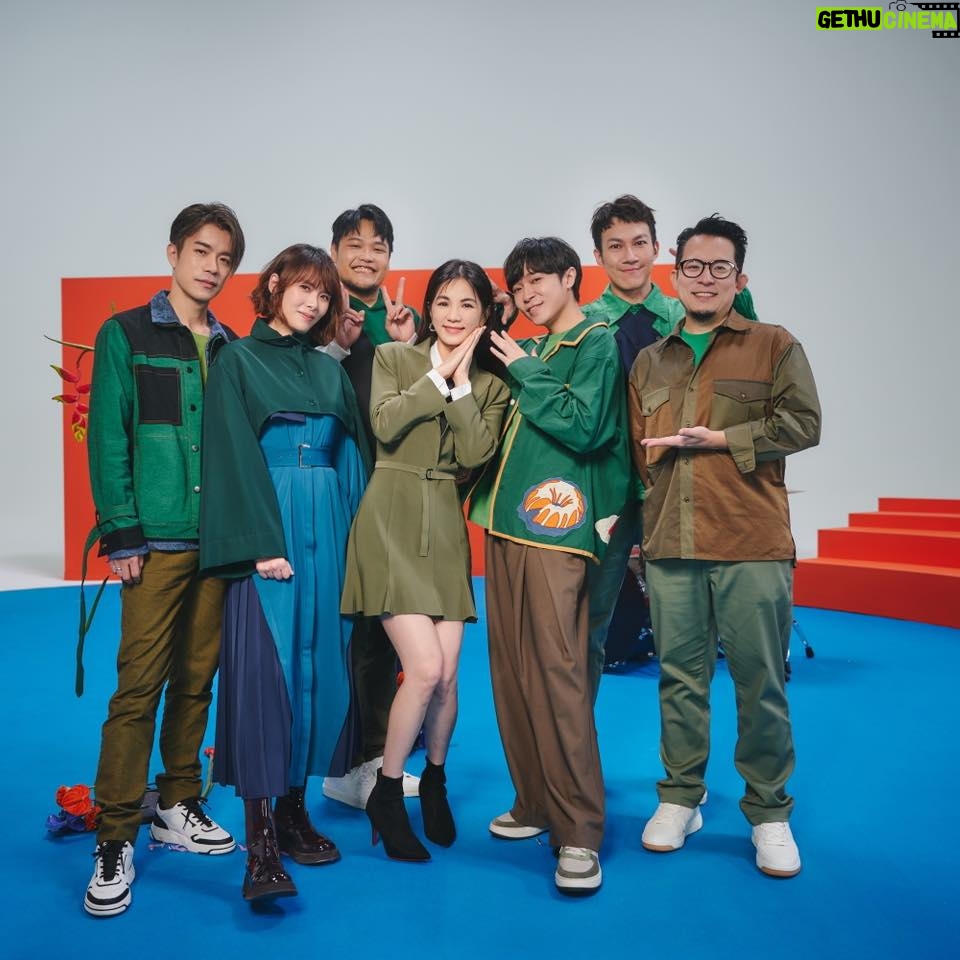 Ella Chen Jia Hua Instagram - 相隔12年 再次跟蘇打綠一起復刻〈你被寫在我的歌裡〉 彷彿被拉進時光隧道 有種熟悉又奇妙的感覺 不管多久 總有那位重要的人 被藏在屬於你我的歌裡 🔗MV連結在限動 #你被寫在我的歌裡蘇打綠版 @sodagreen_aka_oaeen @claire_sodagreen @chunweishih @imkayliu @imqingfeng @afu_ho @agong_sodagreen