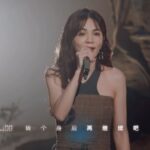 Ella Chen Jia Hua Instagram - 《30啊》送給大家❤️ 時光音樂會Live版：https://youtu.be/JmxGS7dG3cA?si=9EAoAhXuRZ67qQ10 是有一些心願還忘不掉 年復一年的伴蠟燭繞啊繞 夢依然在路上 路卻模糊了 還是人總好逸惡勞 哎呀哎呀 真的老了嗎 哎呀哎呀 覺得累了嗎 抱緊身邊的他 幸福一個家 把夢釀成醬醋茶 莫忘那些初衷啊 沸騰青春血液 為自己高歌吧 人生才30啊 如圓舞曲的步伐 轉個身後再繼續吧 #30歲時寫的一首歌 #時光音樂會