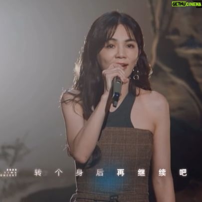 Ella Chen Jia Hua Instagram - 《30啊》送給大家❤️ 時光音樂會Live版:https://youtu.be/JmxGS7dG3cA?si=9EAoAhXuRZ67qQ10 是有一些心願還忘不掉 年復一年的伴蠟燭繞啊繞 夢依然在路上 路卻模糊了 還是人總好逸惡勞 哎呀哎呀 真的老了嗎 哎呀哎呀 覺得累了嗎 抱緊身邊的他 幸福一個家 把夢釀成醬醋茶 莫忘那些初衷啊 沸騰青春血液 為自己高歌吧 人生才30啊 如圓舞曲的步伐 轉個身後再繼續吧 #30歲時寫的一首歌 #時光音樂會