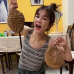 Ella Chen Jia Hua Instagram - 回到馬來西亞就是要吃榴蓮！ 自己的榴蓮自己開 #要過年囉 #放假囉 #吃起來