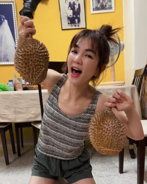 Ella Chen Jia Hua Instagram - 回到馬來西亞就是要吃榴蓮！
自己的榴蓮自己開

#要過年囉
#放假囉
#吃起來