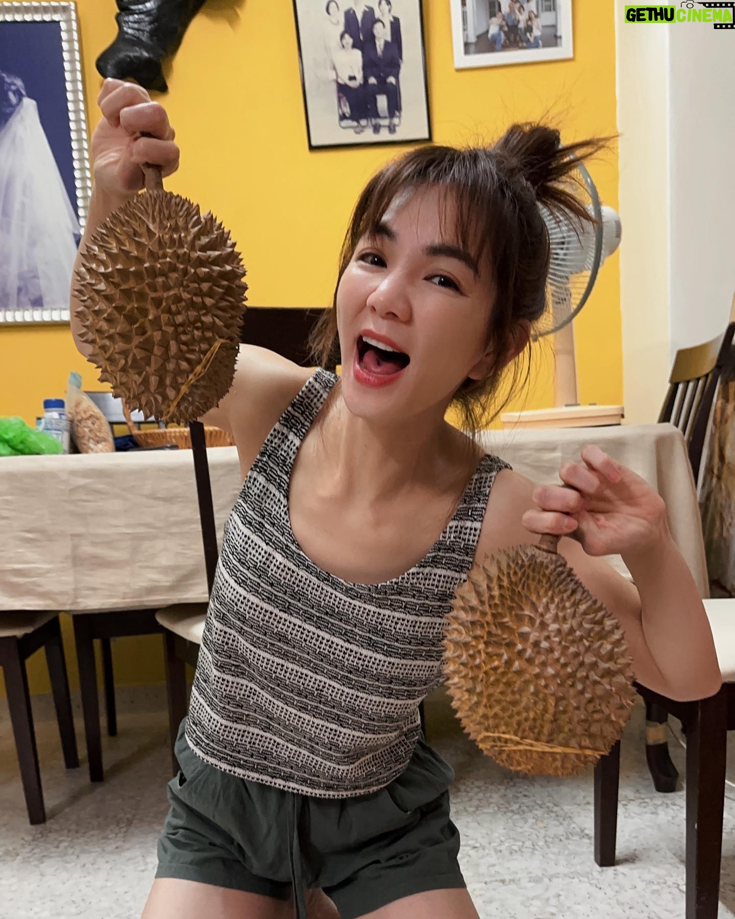 Ella Chen Jia Hua - 121.7K Likes - 回到馬來西亞就是要吃榴蓮!
自己的榴蓮自己開
#要過年囉
#放假囉
#吃起來