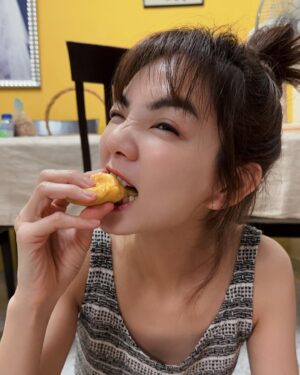Ella Chen Jia Hua Instagram - 回到馬來西亞就是要吃榴蓮！
自己的榴蓮自己開

#要過年囉
#放假囉
#吃起來