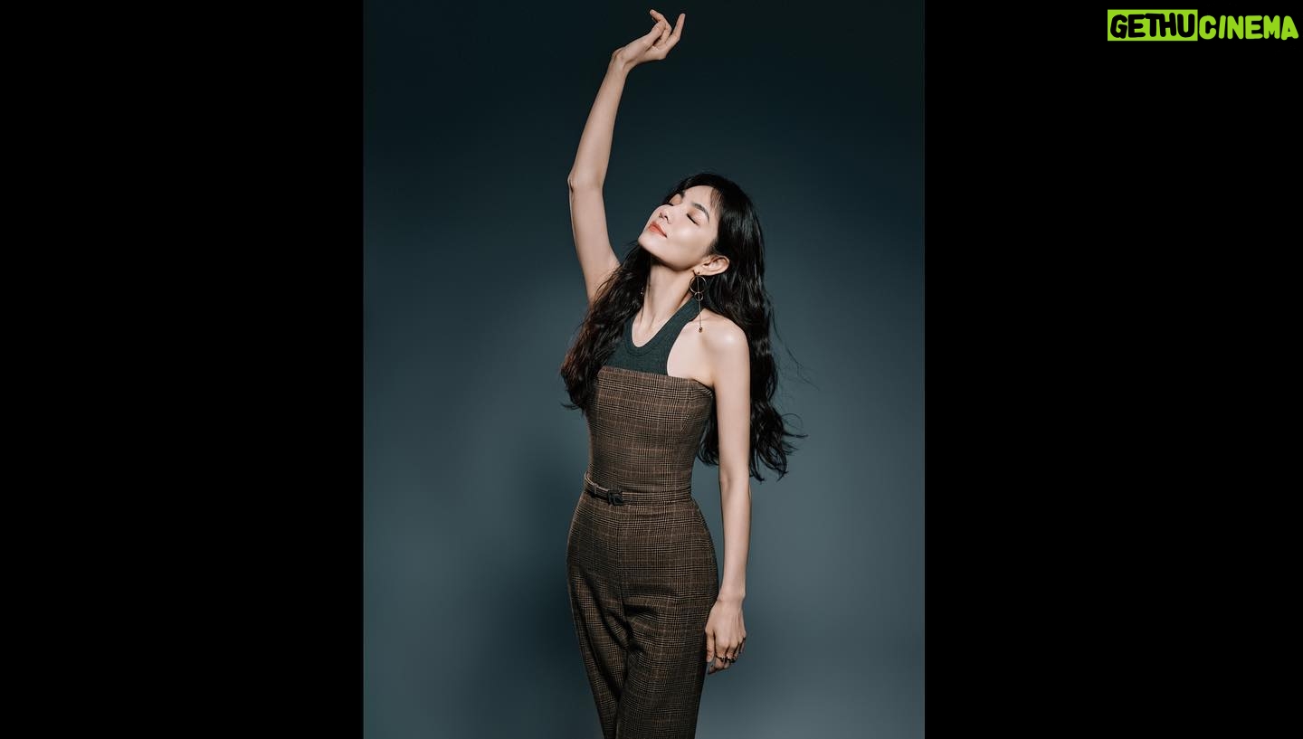 Ella Chen Jia Hua Instagram - 《30啊》送給大家❤️ 時光音樂會Live版:https://youtu.be/JmxGS7dG3cA?si=9EAoAhXuRZ67qQ10 是有一些心願還忘不掉 年復一年的伴蠟燭繞啊繞 夢依然在路上 路卻模糊了 還是人總好逸惡勞 哎呀哎呀 真的老了嗎 哎呀哎呀 覺得累了嗎 抱緊身邊的他 幸福一個家 把夢釀成醬醋茶 莫忘那些初衷啊 沸騰青春血液 為自己高歌吧 人生才30啊 如圓舞曲的步伐 轉個身後再繼續吧 #30歲時寫的一首歌 #時光音樂會
