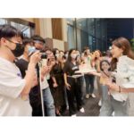 Ella Chen Jia Hua Instagram - 謝謝大家的生日祝福 今年切了好多次蛋糕 被你們滿滿的愛包圍 是多麼的幸福與美好 今天要繼續乘風錄製 跟各位姐姐們一起過啦 感謝我永遠的好姐妹 知道我今天要工作 特地提早幫我慶生 還有風沙星辰 永遠相伴的你們 從機場 到酒店 再到機場 再到酒店出發宿舍 各種的創意慶生儀式 謝謝你們無比的貼心 祝願大家 健康平安 開心的活著 Love you all ❤️ PS: 影片開聲音，聽我老婆爽朗的笑聲😆