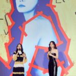 Ella Chen Jia Hua Instagram – 時隔九年
再次踏上了這個開了不知道幾次記者會的場地
好多回憶湧上心頭🥹
很感動想哭，但又覺得自己不用太感性😜

發新專輯在我職業生涯中是很常有的事
但這是我個人第二張專輯
也是我參與最多製作過程的一張專輯
小時候的我
很習慣照著大人的安排和路徑前進
現在我變成了大人
但我並不是什麼都會的大人
我不像你們想像的那麼優秀
我有很多不會的事
我會懷疑自己
總覺得自己沒那麼好
所以過程中
真的很多峰迴路轉
幸運的是
這張專輯裡出現的專業人士們 
他們願意陪我一起完成
包容我、肯定我
給我很大的信心
讓我在錄音的過程中
一直被療癒著
謝謝君豪 @howe_howe_howe 
謝謝葛大 @lyricist.dk 

我想把這樣的感覺跟你們分享
希望你們可以透過這張專輯不管是哪一首歌
都可以找到共鳴 得到安慰 得到療癒
期待你們聽完整張專輯的分享
而解接的宣傳期開跑囉
希望透過各種方式
好好的跟你們聊聊
交換能量🥰

到目前為止要感謝的人實在太多

謝謝A-Lin @lulin168 , 一直都好喜歡你的歌聲，我的常聽歌單裡也都有你的歌，雖然我們沒同台演出過，但能夠和你一起乘風，我就感覺很幸福了❤️謝謝你特地來支持，真的很感動，期待我們有機會可以一起表演，來個屬於我們的舞台😘

謝謝寶姐 @bowie0221 ，很珍惜我們之間的緣份和情誼，謝謝你接下這個對我而言很重要的事，今天真的很感恩是你站在我身邊陪我完成🥰❤️愛你❤️

未完待續

#BADHABITS