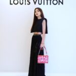 Ella Chen Jia Hua Instagram - LOUIS VUITTON Party Time 今天雖然是Friday, 但解接要來點Wednesday😏 @louisvuitton #louisvuitton #LVTAIPEI101