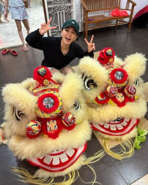 Ella Chen Jia Hua Instagram - 來跟大家拜年囉 🧨新年快樂🧨
#趕場的過年
#飛機高鐵摩托車通通用上
#長袖背心冬天夏天通通穿上
#肚子快爆炸
#旺啊發啊 
#解接的過年還在繼續