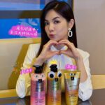 Ella Chen Jia Hua Instagram – △解接化妝間，大師們的竊竊私語🤫
「你們看她成天做造型，頭髮受得了嗎？」
「對呀(擔心)秋冬頭髮又更容易毛躁」
「看她老神在在，真的沒問題嗎？」
「我近看髮質，真柔順耶」
「哎呀！有大師級人物當沒問題」
「頭髮問題交給大師級人物 ELASTINE伊絲婷」
「(歡呼)哇，拍起照來都自帶光呢💫」

#胺基酸 #胜肽 #鑽石成分 #洗護潤一次完整呵護 
#大師系列 #髮的科學 #獨家毛鱗修護技術
#極效保濕X集中修護
@elastine_tw