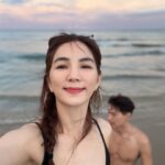Ella Chen Jia Hua Instagram - 2022就要結束了 時間過得真的好快 三年了 好像什麼事都沒做 又好像做了很多事 小孩也就這樣 每天戴著口罩長大了 這些日子𥚃 依舊充滿著各種挑戰 我們也在各種的變化中 祈求穩定平安 用著自己的方式 過著自己的生活 珍惜並愛著 身邊的每一個人 發生的每一件事 感謝這幾年帶給我的啟發 覺得自己又長大了一點 2023 讓我們一起迎向全新的開始 希望這個世界越來越好 也希望我自己可以保持正向明亮的思考 盡量不要被千變萬化的事影響太多 祝願我們每一個人都能平安 遇見的每件事都有所獲得 最重要的是繼續保持正向意念 做個快樂的人 謝謝2022，2023也請多多關照 新年快樂❤️ #2023 #HappyNewYear