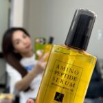 Ella Chen Jia Hua Instagram - 我的頭髮好長啊。。。 最近常常又燙又染又做造型 開始毛躁了 還好解接我有修護髮寶～ #ELASTINE伊絲婷胺基酸修護精華髮油 在吹髮前使用 能避免吹風熱傷害 同時深度滋養 清爽好吸收 夏天也不黏膩 重點，最近推出新的香味啦 #英國梨小蒼蘭 #白玫瑰白麝香 擺髮之間 充滿仙氣香味~🥰 #胺基酸修護精華髮油 #受損髮救星 #秀髮女神光 #獨家毛鱗修護技術 #我的修護髮寶 @elastine_tw
