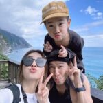 Ella Chen Jia Hua Instagram - 2022就要結束了 時間過得真的好快 三年了 好像什麼事都沒做 又好像做了很多事 小孩也就這樣 每天戴著口罩長大了 這些日子𥚃 依舊充滿著各種挑戰 我們也在各種的變化中 祈求穩定平安 用著自己的方式 過著自己的生活 珍惜並愛著 身邊的每一個人 發生的每一件事 感謝這幾年帶給我的啟發 覺得自己又長大了一點 2023 讓我們一起迎向全新的開始 希望這個世界越來越好 也希望我自己可以保持正向明亮的思考 盡量不要被千變萬化的事影響太多 祝願我們每一個人都能平安 遇見的每件事都有所獲得 最重要的是繼續保持正向意念 做個快樂的人 謝謝2022，2023也請多多關照 新年快樂❤️ #2023 #HappyNewYear