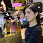 Ella Chen Jia Hua Instagram – △解接化妝間，大師們的竊竊私語🤫
「你們看她成天做造型，頭髮受得了嗎？」
「對呀(擔心)秋冬頭髮又更容易毛躁」
「看她老神在在，真的沒問題嗎？」
「我近看髮質，真柔順耶」
「哎呀！有大師級人物當沒問題」
「頭髮問題交給大師級人物 ELASTINE伊絲婷」
「(歡呼)哇，拍起照來都自帶光呢💫」

#胺基酸 #胜肽 #鑽石成分 #洗護潤一次完整呵護 
#大師系列 #髮的科學 #獨家毛鱗修護技術
#極效保濕X集中修護
@elastine_tw