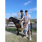Ella Chen Jia Hua Instagram - 2022就要結束了 時間過得真的好快 三年了 好像什麼事都沒做 又好像做了很多事 小孩也就這樣 每天戴著口罩長大了 這些日子𥚃 依舊充滿著各種挑戰 我們也在各種的變化中 祈求穩定平安 用著自己的方式 過著自己的生活 珍惜並愛著 身邊的每一個人 發生的每一件事 感謝這幾年帶給我的啟發 覺得自己又長大了一點 2023 讓我們一起迎向全新的開始 希望這個世界越來越好 也希望我自己可以保持正向明亮的思考 盡量不要被千變萬化的事影響太多 祝願我們每一個人都能平安 遇見的每件事都有所獲得 最重要的是繼續保持正向意念 做個快樂的人 謝謝2022，2023也請多多關照 新年快樂❤️ #2023 #HappyNewYear
