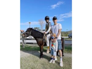 Ella Chen Jia Hua Instagram - 2022就要結束了
時間過得真的好快

三年了
好像什麼事都沒做
又好像做了很多事
小孩也就這樣
每天戴著口罩長大了

這些日子𥚃
依舊充滿著各種挑戰
我們也在各種的變化中
祈求穩定平安
用著自己的方式
過著自己的生活
珍惜並愛著
身邊的每一個人
發生的每一件事
感謝這幾年帶給我的啟發
覺得自己又長大了一點

2023
讓我們一起迎向全新的開始
希望這個世界越來越好
也希望我自己可以保持正向明亮的思考
盡量不要被千變萬化的事影響太多

祝願我們每一個人都能平安
遇見的每件事都有所獲得
最重要的是繼續保持正向意念
做個快樂的人
謝謝2022，2023也請多多關照
新年快樂❤️

#2023
#HappyNewYear