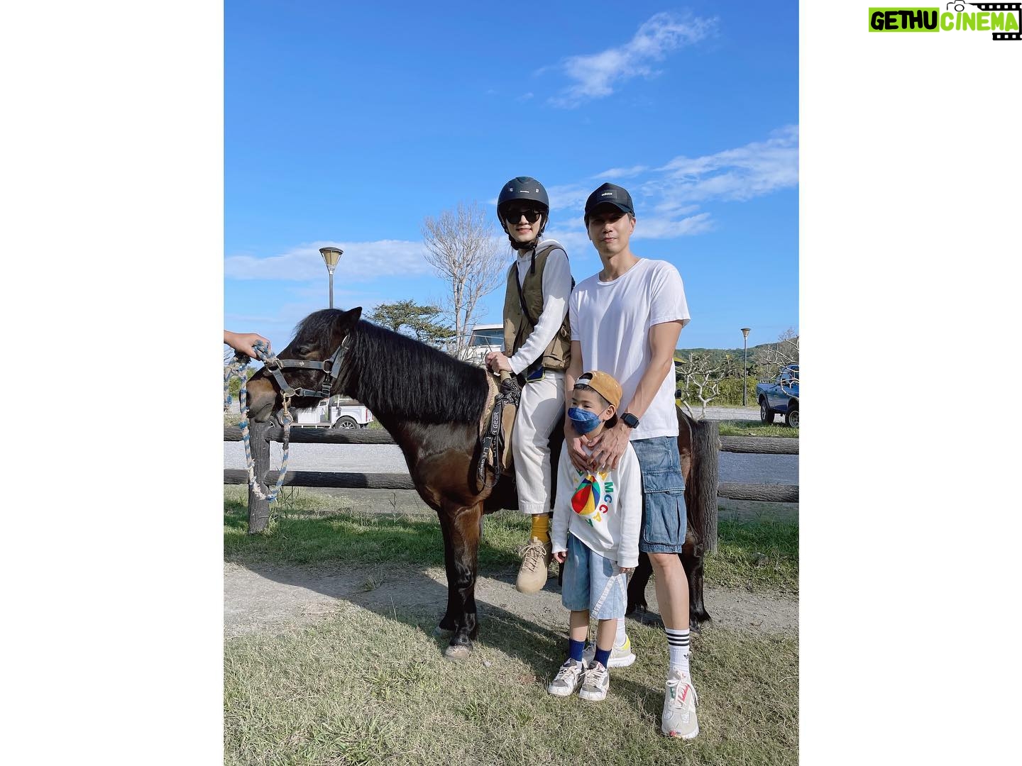 Ella Chen Jia Hua - 135.5K Likes - 2022就要結束了
時間過得真的好快
三年了
好像什麼事都沒做
又好像做了很多事
小孩也就這樣
每天戴著口罩長大了
這些日子𥚃
依舊充滿著各種挑戰
我們也在各種的變化中
祈求穩定平安
用著自己的方式
過著自己的生活
珍惜並愛著
身邊的每一個人
發生的每一件事
感謝這幾年帶給我的啟發
覺得自己又長大了一點
2023
讓我們一起迎向全新的開始
希望這個世界越來越好
也希望我自己可以保持正向明亮的思考
盡量不要被千變萬化的事影響太多
祝願我們每一個人都能平安
遇見的每件事都有所獲得
最重要的是繼續保持正向意念
做個快樂的人
謝謝2022,2023也請多多關照
新年快樂❤️
#2023
#HappyNewYear