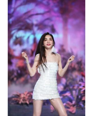 Ella Chen Jia Hua Instagram - 乘風2023的第一次公演
選了叮叮噹噹這首網路流行曲
選曲後剩不到兩個禮拜
只能善用所有時間練習
讓身體記憶熟悉每個動作
讓解接這42歲的身體
盡力去完成我20幾歲在做的事
重新喚醒是有點吃力（唉！老了）

要非常謝謝我的隊友們 @chipupu 芝芙 嘉倪 吴倩
舞台魅力驚人的Chi Pu
從初舞台綻放玫瑰就被驚艷到
嘉倪 總是溫柔又貼心的注意著大家的狀況 
也從不用讓人擔心
倩倩從一開始的不自信到享受舞台 
你真的很棒 要相信自己

第一次公演的舞台
大家都好認真 好努力 
不管是無限嘟嘟嘟的發聲練習
還是綁沙袋一邊尖叫一邊練習
回到家也是每天緊密回傳練習狀況
謝謝你們願意加入叮叮噹噹隊
仙女們，我們做到啦！

大家繼續加油 繼續乘風
愛你們哦😘

#乘風日記 #乘風2023