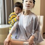 Ella Chen Jia Hua Instagram - 今年的母親節，大家應該猜得到 我在忙碌的工作中渡過 我跟勁寶說：抱歉，最近媽媽都沒有在當你的媽媽 他回我：沒關係，因為你在當大家的女明星 覺得自己很幸福 以往都是我們守護著勁寶 而今年是爸爸跟勁寶守護著工作壓力大的媽媽🥰 謝謝我的兩個寶貝 母親節 我很快樂🥰