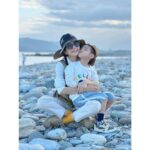 Ella Chen Jia Hua Instagram - 2022就要結束了 時間過得真的好快 三年了 好像什麼事都沒做 又好像做了很多事 小孩也就這樣 每天戴著口罩長大了 這些日子𥚃 依舊充滿著各種挑戰 我們也在各種的變化中 祈求穩定平安 用著自己的方式 過著自己的生活 珍惜並愛著 身邊的每一個人 發生的每一件事 感謝這幾年帶給我的啟發 覺得自己又長大了一點 2023 讓我們一起迎向全新的開始 希望這個世界越來越好 也希望我自己可以保持正向明亮的思考 盡量不要被千變萬化的事影響太多 祝願我們每一個人都能平安 遇見的每件事都有所獲得 最重要的是繼續保持正向意念 做個快樂的人 謝謝2022，2023也請多多關照 新年快樂❤️ #2023 #HappyNewYear