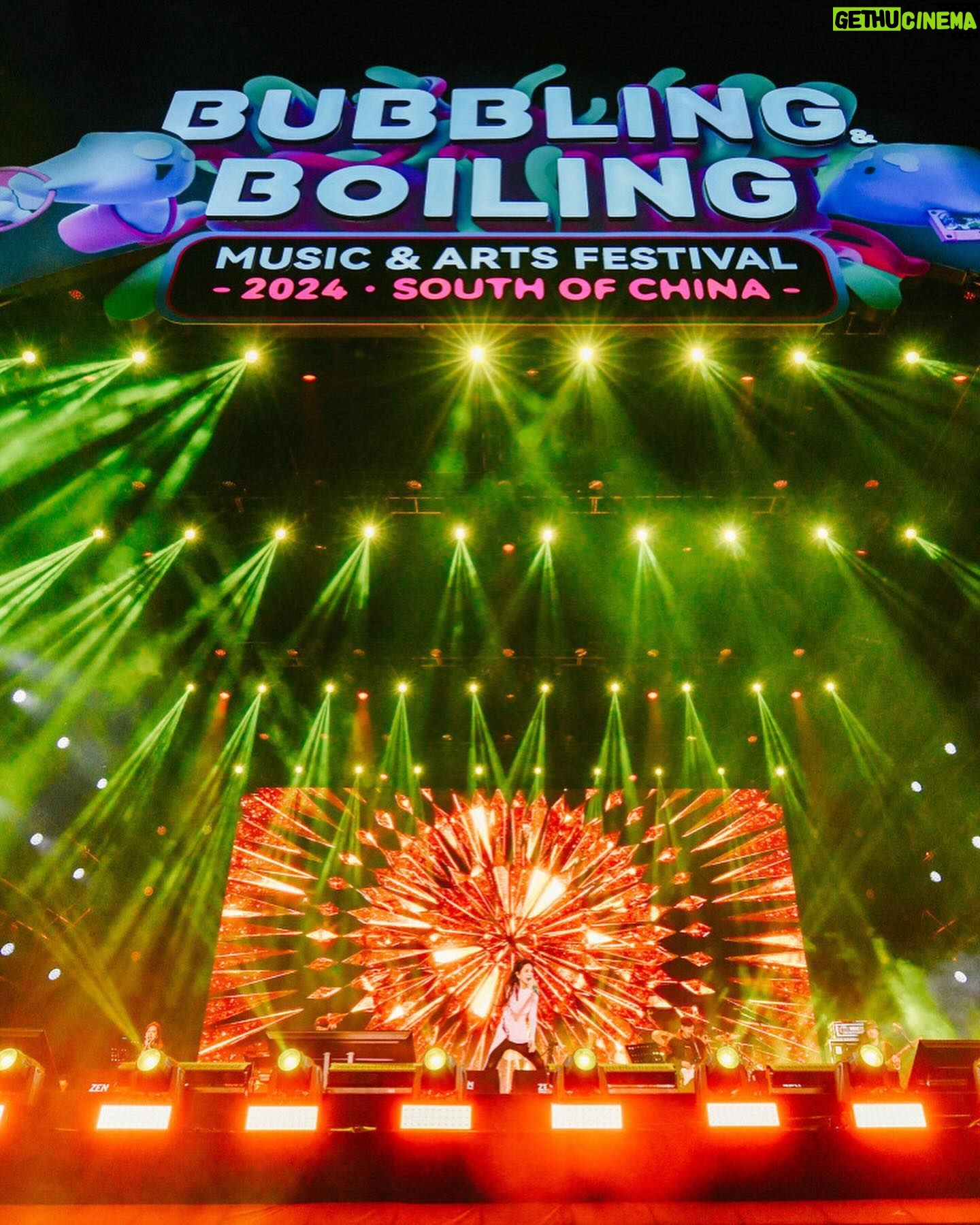 Ella Chen Jia Hua Instagram - Tonight🫦 #泡泡島音樂節 #bubblingboilingfestival @davidkomalondon @bonheur_jewelry