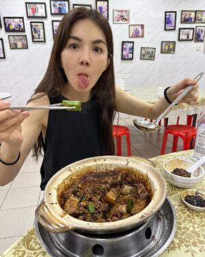 Ella Chen Jia Hua Instagram - 馬來西亞 Roti tissue 我來啦！
還有肉骨茶😋 你們喜歡湯的還是乾的？
黑醬油 小辣椒 蒜米 = 標配

#謝謝今天來接機的星光們❤️
#礼拜天下午4點PavilionBukitJalil見 
#金氏JYNNS