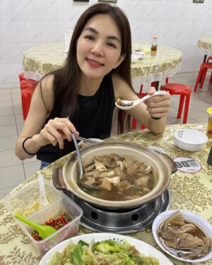 Ella Chen Jia Hua Instagram - 馬來西亞 Roti tissue 我來啦！
還有肉骨茶😋 你們喜歡湯的還是乾的？
黑醬油 小辣椒 蒜米 = 標配

#謝謝今天來接機的星光們❤️
#礼拜天下午4點PavilionBukitJalil見 
#金氏JYNNS