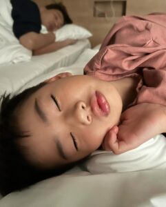 Ella Chen Jia Hua Instagram - 2023年就在忙碌中結束了 今年真的很充實 我們一家人看了櫻花 乘了風，品嚐各種有滋味 踏上不同舞台 又一起去賞楓 勁寶開始狂換牙 畢業典禮，升小一 然後現在在做新專輯😜 過程中很多事，很忙，很累，有壓力 但回過頭看還是覺得一切都很美好 做為人類很有趣❤️ 雖然說新的一年就要到了 但有些計畫已經排到四、五月去了🥶 所以內心還是提醒並鼓勵著自己 今年還是要繼續努力 把每一步該做的事都做好就對了 不需要去想結果如何 而是享受過程 然後該休息的時候就該好好休息 （所以自己在行事曆上已經排好休息時間🤣🤣） 相信2024也會是很好的一年🥰 祝福大家放下2023的缺憾 許下2024的願望 新年快樂 願望成真