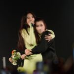 Ella Chen Jia Hua Instagram - 今天睡到11:00多 平常9:00以前一定醒 真的是有疲勞到😜 起床後頭超爆痛 明明沒喝酒，卻有宿醉的感覺 大概是昨晚你們讓解接太陶醉了🤤 還是我還沒習慣「老化」🤪 你們說音樂會療癒了你們的心 我說是你們療癒了我的人生才是吧🥰 但是再怎麼美好，都會過去 我們不能貪戀，只能稍微充電 回到現實世界，繼續努力好好的體驗人生 一樣的，如果此時的你深陷困難 也不需擔心，因為苦難也會過去的❤️ 電影「可憐的東西」裡那句話： 我們必須不斷體驗一切，不只是美好回憶事物， 還有屈辱、恐懼與悲傷，這樣我們才完整。 馥甄說：我們不要追求完美，但我們可以變得完整🥰 謝謝昨晚大家的熱情 希望你們有喜歡 台北 完成✅ 下一站 澳門 #AreuReady #兩位好姐妹盡在不言中 #BadHabits適量來一點 #小簡單的人生很美好 #HotLikeChili的人生也精采 #我是諧星變女明星 @acnestudios @Hsu_Jewellery_london