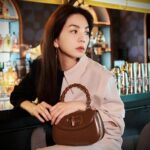 Ella Chen Jia Hua Instagram - 今晚 誰要來跟解接喝一杯 慶祝一下 週末愉快 明天一大早班機 馬來西亞 我來了！ @Gucci #GucciBamboo1947