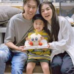 Ella Chen Jia Hua Instagram - 勁寶 生日快樂！ 轉眼間今天就6歲了 今年9月就要上小學了 這次的生日比較特別 就是爸爸媽媽決定 在你上小學前的這幾個月 帶著你陪伴我們一起工作 跟著我們到處飛 穿梭各個機場與城市 體驗各種生活形態 見見更多的人事物 有時候熬夜等媽媽下班在休息室睡著 有時候早上4:30起床趕早班機 謝謝你總是配合著 謝謝你適應得很快 謝謝你還會自己安排自己每天的自習項目 謝謝你不讓我們操心 世界之大 等著你去慢慢發掘和體會 還是那一句話 希望你能平安健康快樂的長大 爸爸媽媽真的愛你 很愛很愛你❤️ 謝謝各地的歌迷 謝謝工作人員 謝謝學校老師 你們都很用心的用各種方式幫勁寶慶生 收到各種禮物 謝謝娜娜阿姨在小腰果的第一個趴踢 還準備了勁寶的蛋糕 真的很感謝大家 滿滿的愛，滿滿的祝福 勁寶真的很幸福 謝謝你們，愛你們❤️ #穿梭機場系列 #借用粉絲圖
