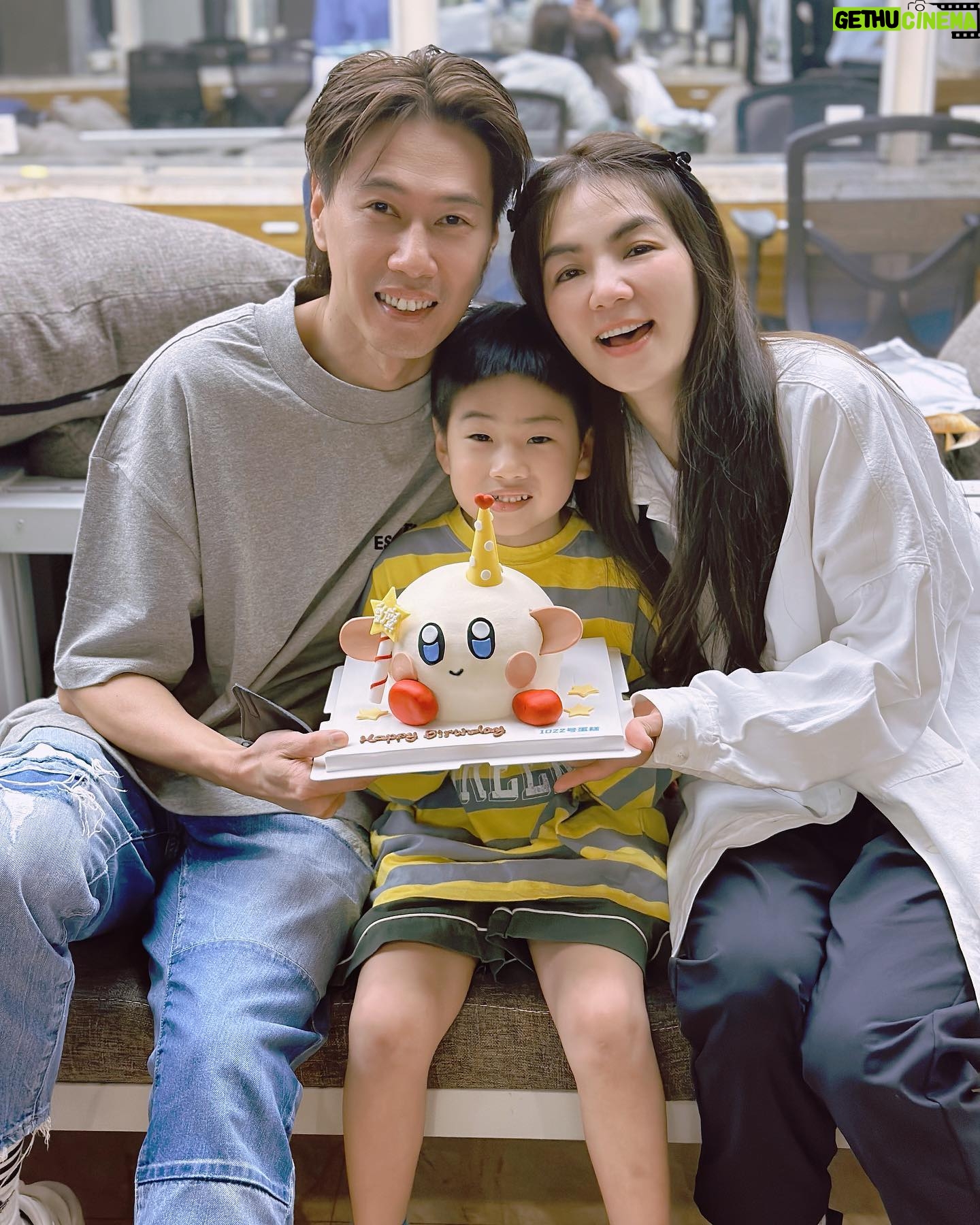 Ella Chen Jia Hua - 171.5K Likes - 勁寶 生日快樂!
轉眼間今天就6歲了
今年9月就要上小學了
這次的生日比較特別
就是爸爸媽媽決定
在你上小學前的這幾個月
帶著你陪伴我們一起工作
跟著我們到處飛
穿梭各個機場與城市
體驗各種生活形態
見見更多的人事物
有時候熬夜等媽媽下班在休息室睡著
有時候早上4:30起床趕早班機
謝謝你總是配合著
謝謝你適應得很快
謝謝你還會自己安排自己每天的自習項目
謝謝你不讓我們操心
世界之大 等著你去慢慢發掘和體會
還是那一句話
希望你能平安健康快樂的長大
爸爸媽媽真的愛你 很愛很愛你❤️
謝謝各地的歌迷
謝謝工作人員
謝謝學校老師
你們都很用心的用各種方式幫勁寶慶生
收到各種禮物
謝謝娜娜阿姨在小腰果的第一個趴踢
還準備了勁寶的蛋糕
真的很感謝大家
滿滿的愛,滿滿的祝福
勁寶真的很幸福
謝謝你們,愛你們❤️
#穿梭機場系列
#借用粉絲圖